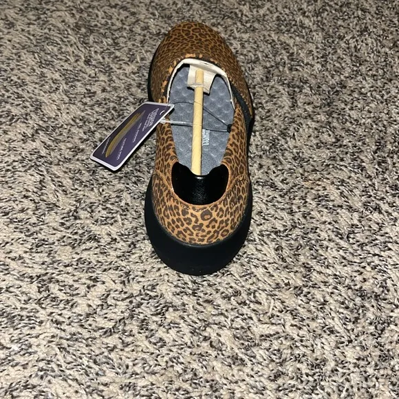 Collection by Clarks Cheetah Print Kayleigh Step Leather Slip-On Sneakers Size 5