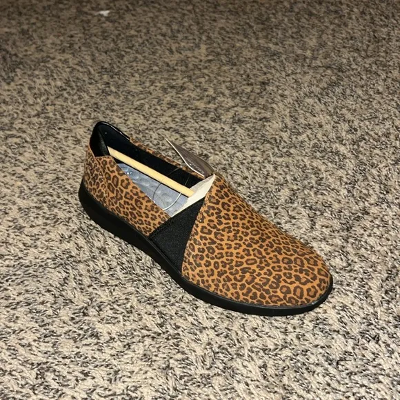Collection by Clarks Cheetah Print Kayleigh Step Leather Slip-On Sneakers Size 5