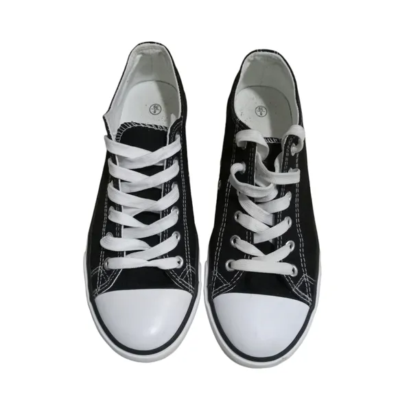 Converse chuck Taylor low top canvas black sneakers size 8