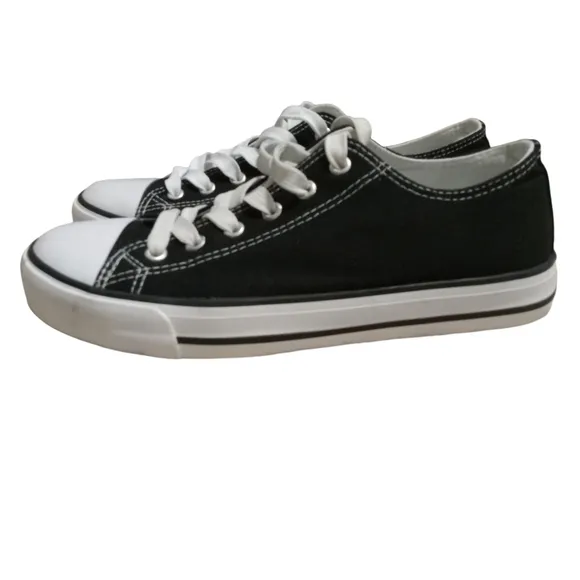 Converse chuck Taylor low top canvas black sneakers size 8