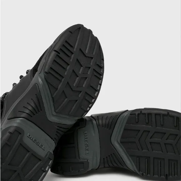 Diesel Skipper Running Sneakers In Black
