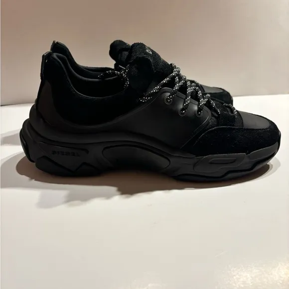 Diesel Skipper Running Sneakers In Black