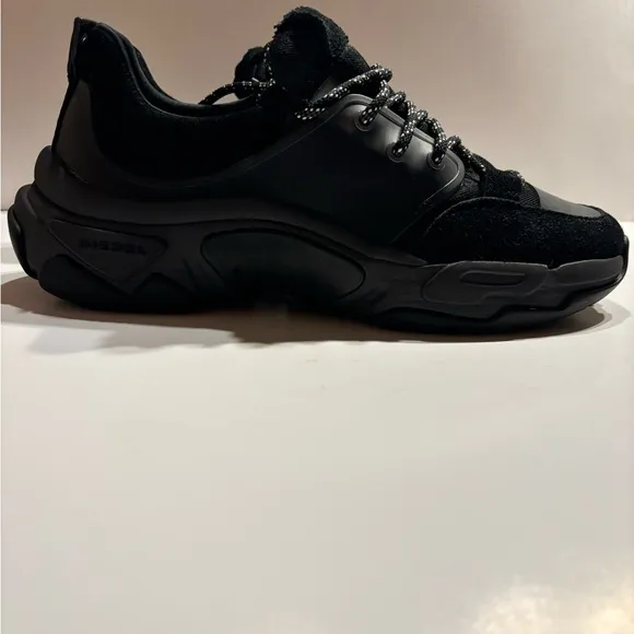 Diesel Skipper Running Sneakers In Black