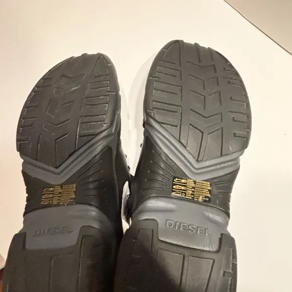 Diesel Skipper Running Sneakers In Black
