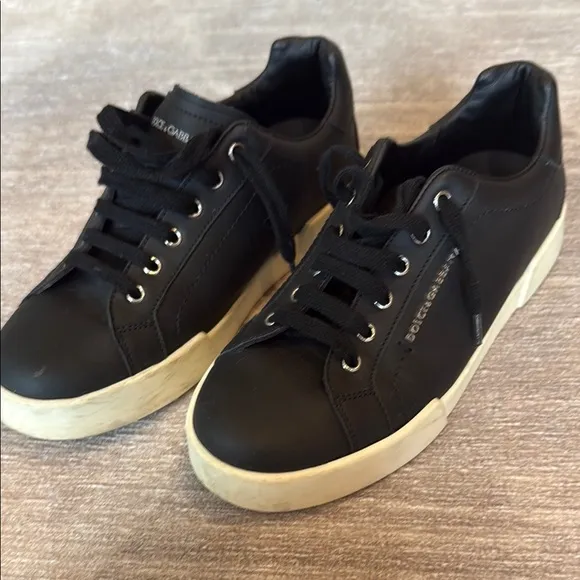 Dolce &amp; Gabbana Black Sneakers with Classic Low-Top Design
