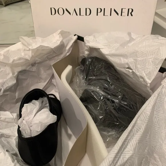 𝅺❣️DONALD J. Pliner❣️ LizzyD Sz 6 Sandals Like New