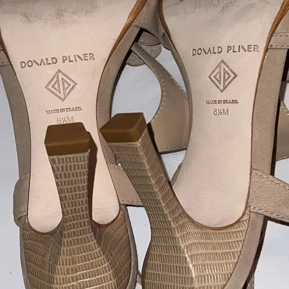 Donald Pliner croc embossed leather T strap flower detail tan heels sandals 6.5