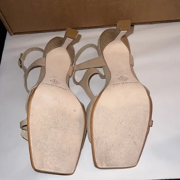 Donald Pliner croc embossed leather T strap flower detail tan heels sandals 6.5