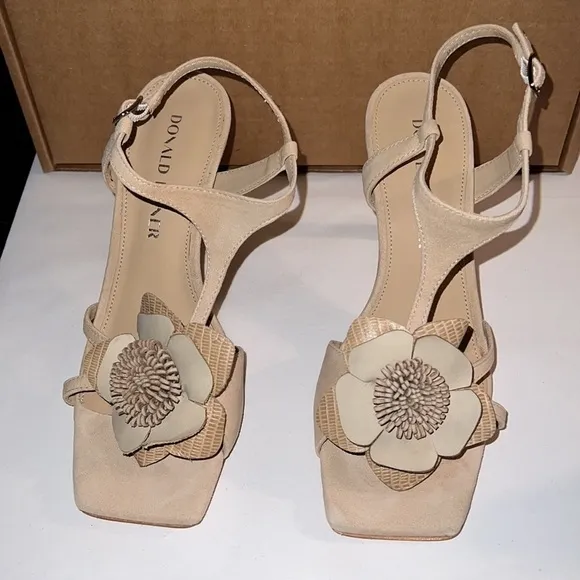 Donald Pliner croc embossed leather T strap flower detail tan heels sandals 6.5