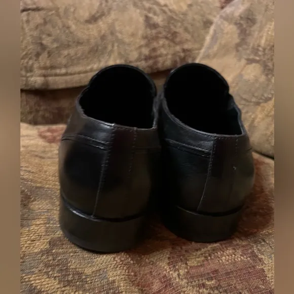 Doucal’s Italy leather loafers retail $425