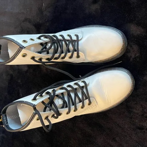 Dr. Marten’s Zavala white lace‎ up combat boots, size women’s 6, men’s 5