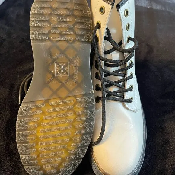 Dr. Marten’s Zavala white lace‎ up combat boots, size women’s 6, men’s 5