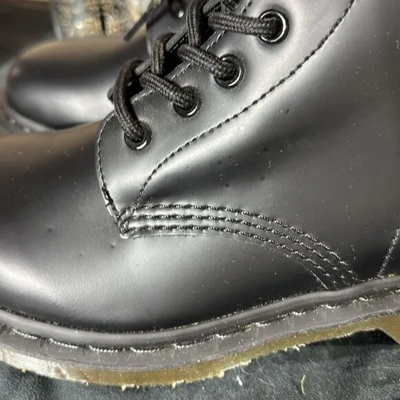 Dr martens women’s Zavala combat boots glossy leather lace up combat moto boots