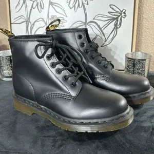 Dr martens women’s Zavala combat boots glossy leather lace up combat moto boots