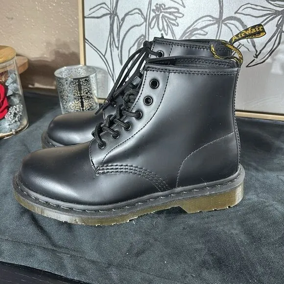 Dr martens women’s Zavala combat boots glossy leather lace up combat moto boots