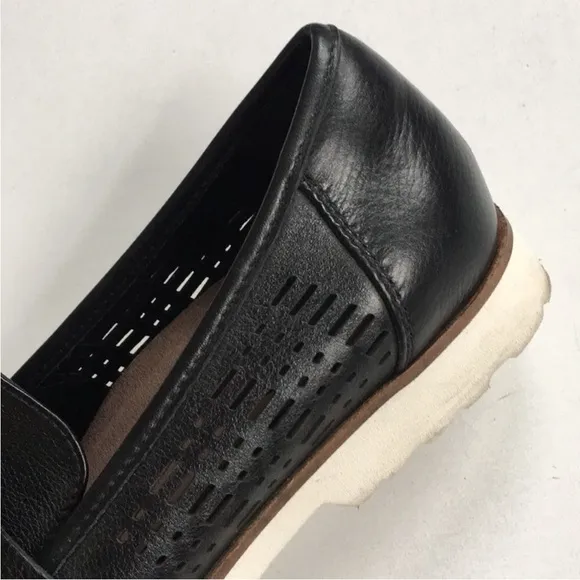 EUC Earth Brand Black Leather Loafers Size 6.5