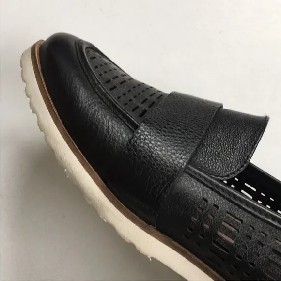 EUC Earth Brand Black Leather Loafers Size 6.5
