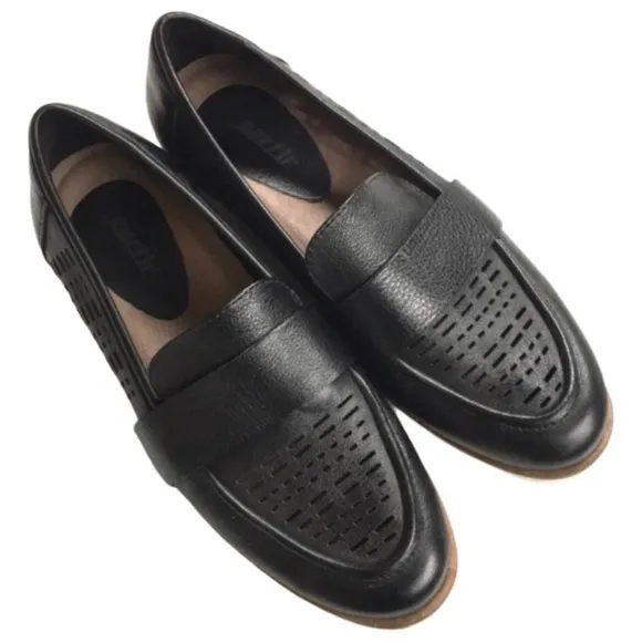 EUC Earth Brand Black Leather Loafers Size 6.5