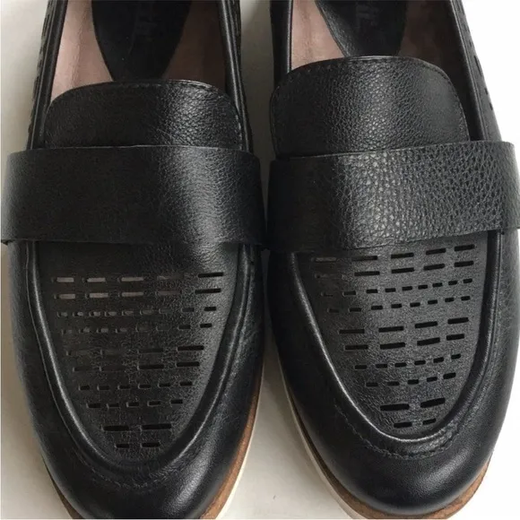 EUC Earth Brand Black Leather Loafers Size 6.5