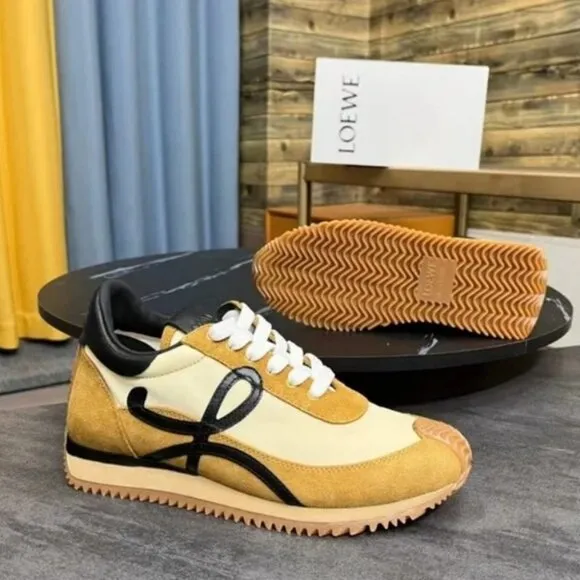 Expand Worldwide with Versatile Flow Runner Sneakers