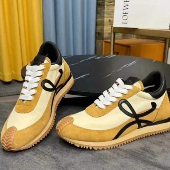 Expand Worldwide with Versatile Flow Runner Sneakers