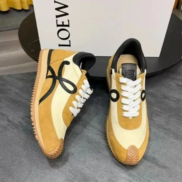 Expand Worldwide with Versatile Flow Runner Sneakers