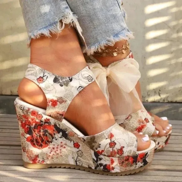 Fahionable  Bow Decor Floral Pattern Bow Decor Ankle Strap Wedge Sandals