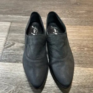 Free people black leather loafers  size 41 (d198)