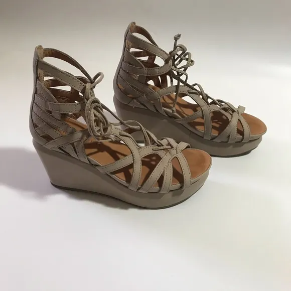 Gentle Souls  by Kenneth Cole Women's Joy Platform Wedge Sandals