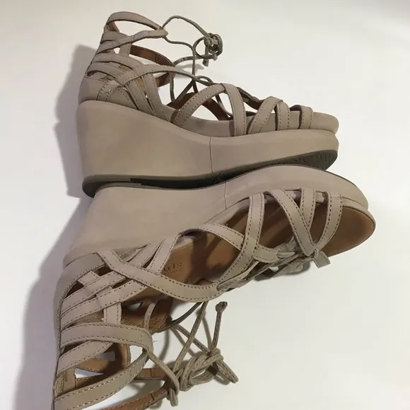 Gentle Souls  by Kenneth Cole Women's Joy Platform Wedge Sandals