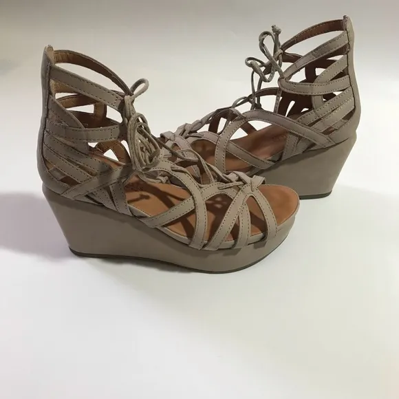 Gentle Souls  by Kenneth Cole Women's Joy Platform Wedge Sandals