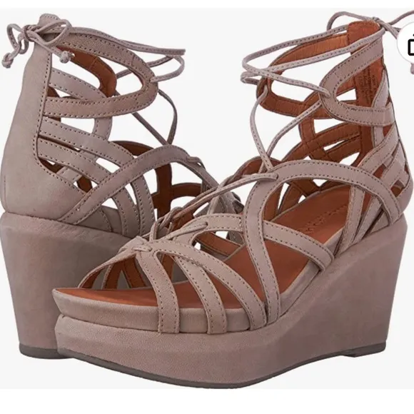 Gentle Souls  by Kenneth Cole Women's Joy Platform Wedge Sandals