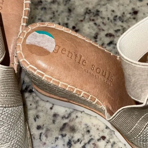 Gentle Souls By Kenneth Cole Womens Crista Espadrille Wedge Sandal Silver Size 8