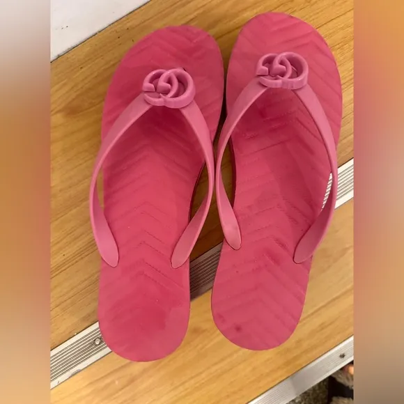Gucci Pascar GG flip flops in pink size 42