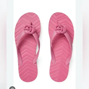 Gucci Pascar GG flip flops in pink size 42