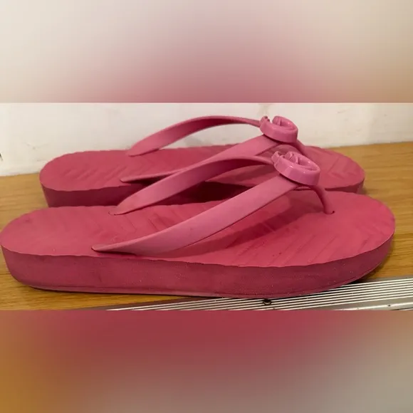 Gucci Pascar GG flip flops in pink size 42
