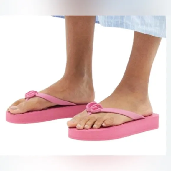 Gucci Pascar GG flip flops in pink size 42