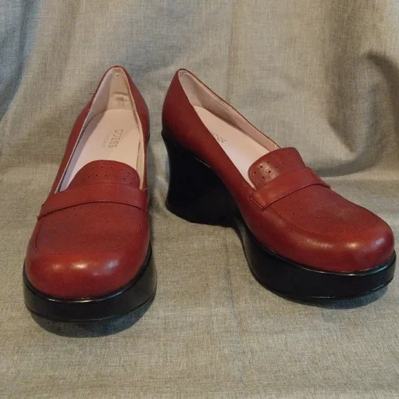 Guess by Marciano Red Leather Vintage Y2K Platform Loafers
