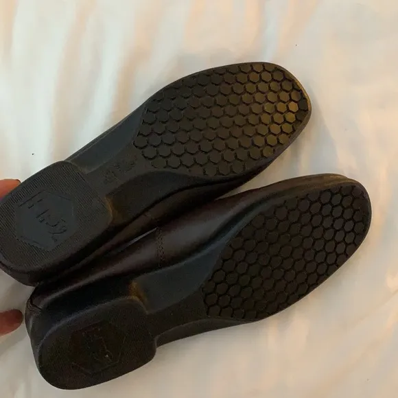 HUSH PUPPIES 6 1/2 W  brown leather loafers in excellent condition