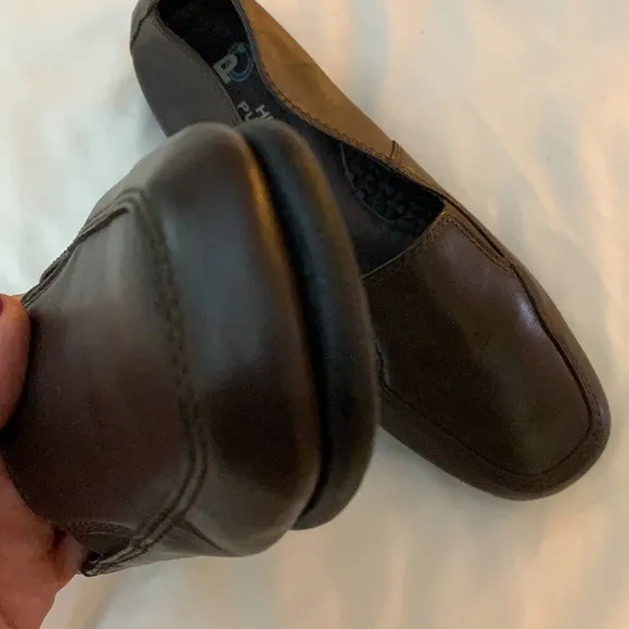 HUSH PUPPIES 6 1/2 W  brown leather loafers in excellent condition