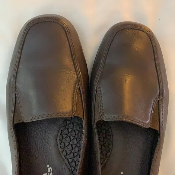 HUSH PUPPIES 6 1/2 W  brown leather loafers in excellent condition
