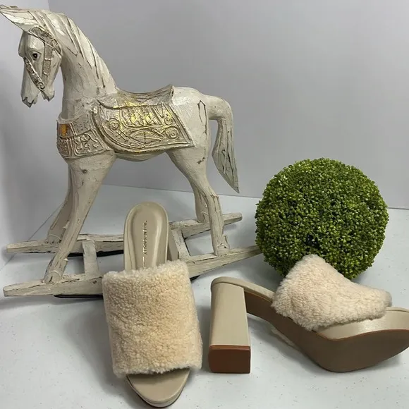 INTENTIONALLY BLANK Women’s Tian Faux Shearling Slide Sandal Cream-SZ 8.5-9