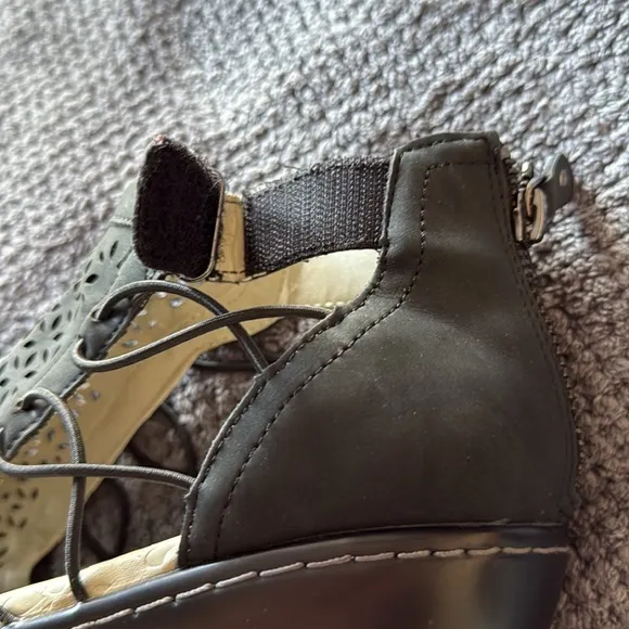 JBU by Jambu Nelly Black Cutout Wedge Sandals Size 9 Memory Foam Comfort Zip