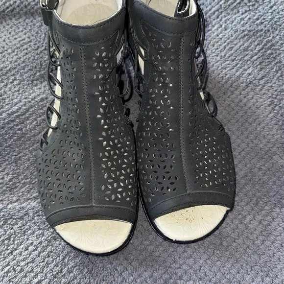 JBU by Jambu Nelly Black Cutout Wedge Sandals Size 9 Memory Foam Comfort Zip