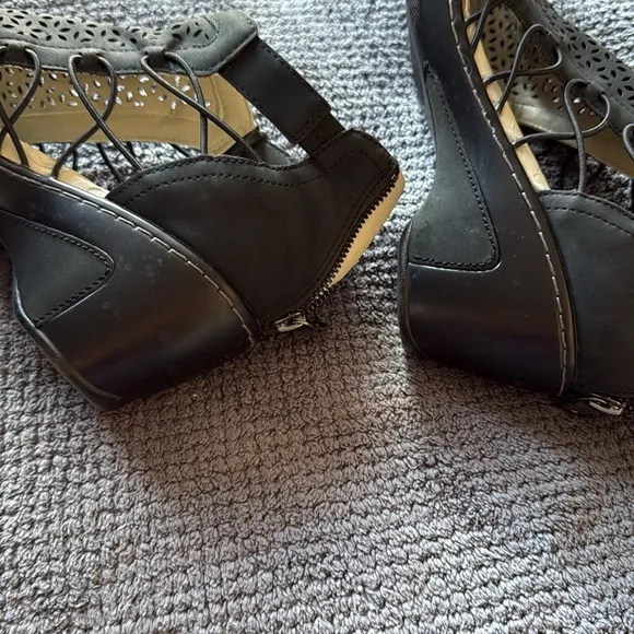 JBU by Jambu Nelly Black Cutout Wedge Sandals Size 9 Memory Foam Comfort Zip