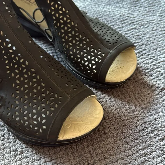 JBU by Jambu Nelly Black Cutout Wedge Sandals Size 9 Memory Foam Comfort Zip