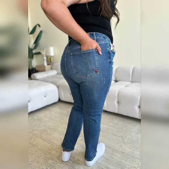 Judy Blue Full Size Queen Of Hearts Coin Pocket BF Jeans New Arrival!!