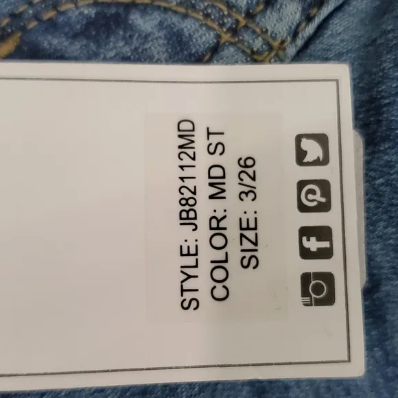 Judy Blue Mid Rise Boyfriend Fit with Stretch Sz 3/26 NWT Distressed MD Wash