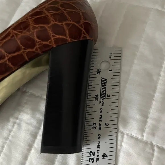 Juicy Couture ITALY Embossed Brown Croc Leather Round Toe Loafers Heels Sz 6.5
