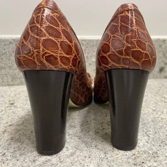Juicy Couture ITALY Embossed Brown Croc Leather Round Toe Loafers Heels Sz 6.5